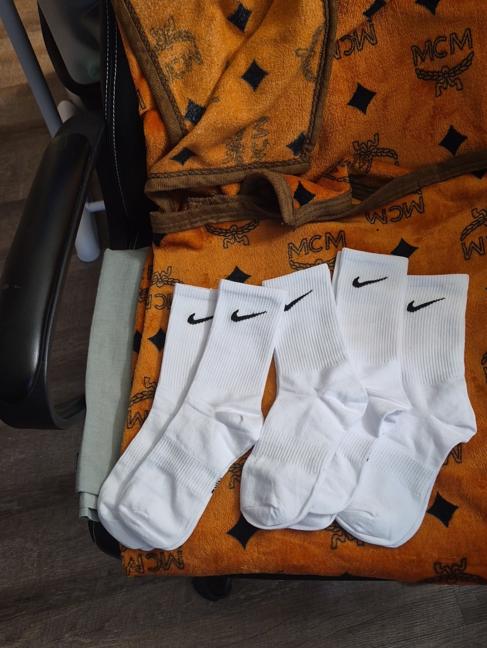 Nike White Crew Athletic Socks – 5-Pack with Black Swoosh